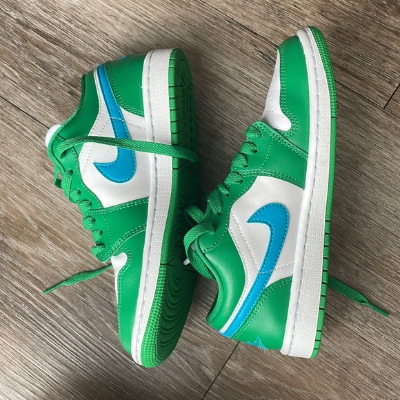 Air Jordans 1 (Low) - Picture 4 of 4